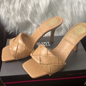 NEW IN BOX Vince Camuto kitten heels